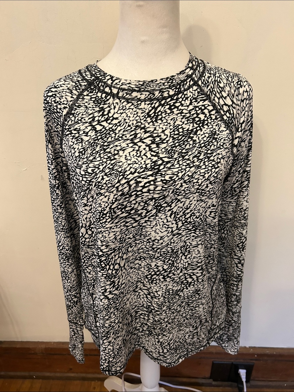 Athleta Black & White Printed Long-Sleeve tee Size S EUC